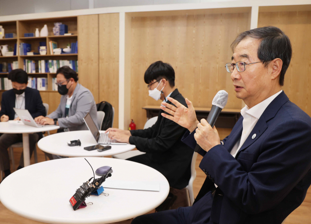 한덕수 국무총리가 23일 정부서울청사에서 출입 기자들과 만나 백브리핑을 하고 있다. 연합뉴스