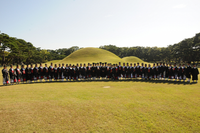 23일 경주 오릉 숭덕전에서 열린 신라 시조왕 추향대제 참석자들의 모습.