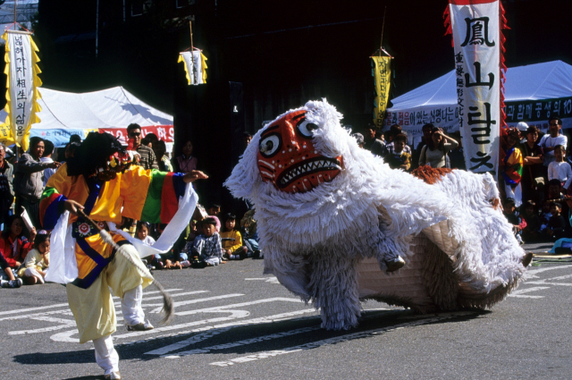 민족미학연구소와 한국민족미학회가 지난 22일 부산대 인덕관에서 ‘한국탈춤의 생성미학적 접근’을 주제로 개최한 학술 행사에서는 탈춤의 신명과 창조력을 어떻게 살려갈 것인가를 놓고 열띤 발표와 토론이 벌어졌다. 사진은 봉산탈춤의 한 장면. 문화재청 제공