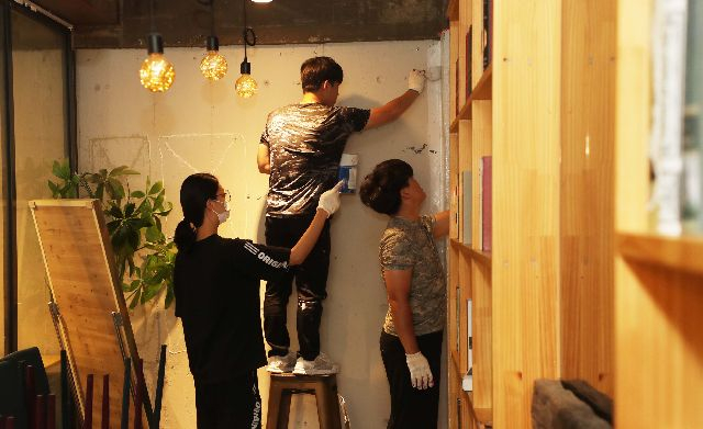 보호종료아동 기획 취재-부산의 한 양육시설 출신 3명이 지난달 31일 부산 금정구 장전동 부산대 앞 상가에서 보호종료아동을 위한 커뮤니티 공간을 조성하기 위해 카페 공사를 하고 있다. 이재찬 기자 chan@