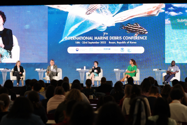 부산 벡스코에서 개최된 ‘제7차 국제 해양폐기물 콘퍼런스’가 지난 23일 폐회식을 끝으로 닷새간의 대장정을 마쳤다(플래너리 세션 장면). 해수부 제공