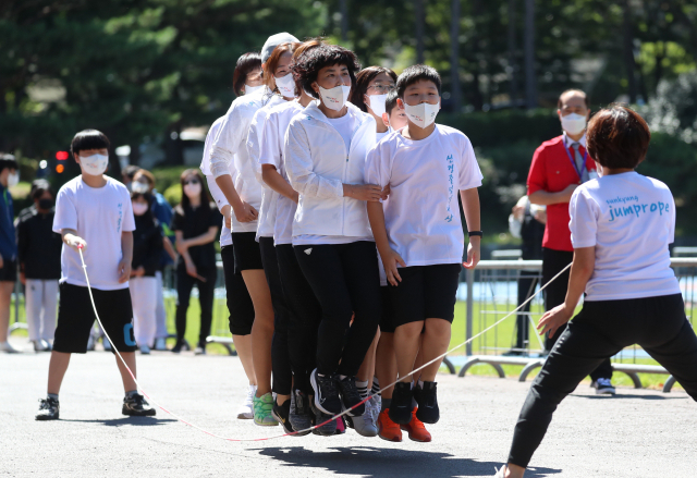 24일 부산아시아드주경기장에서 열린 제33회 부산시민체육대회에서 선수들이 줄넘기 경기를 펼치고 있다. 2030 부산세계박람회 유치 염원을 담은 이번 시민체육대회는 코로나19 여파로 3년 만에 정상 개최됐다. 정대현 기자 jhyun@