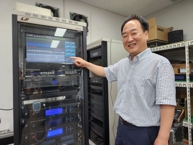 (주)엘앤비기술 김종운 대표가 부산 연제구 거제동 본사에서 자사가 개발한 방송기기 제품에 대해 설명하고 있다.