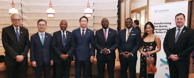 23일(현지시간) 미국 뉴욕의 한식당에서 대한상공회의소 주최로 열린 ‘한국의 밤’에서 최태원 대한상의 회장과 각국 유엔대사들이 기념촬영을 하고 있다. 연합뉴스