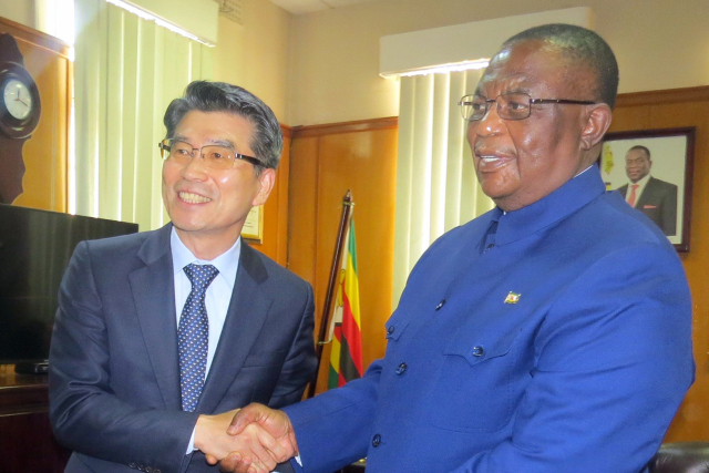 현대차그룹이 아프리카에서 2030 부산엑스포 유치 지원 활동을 펼쳤다고 25일 밝혔다. 사진은 21일 짐바브웨공화국 수도 하라레의 정부종합청사 부통령 집무실에서 기아 송호성 사장(왼쪽)이 콘스탄티노 치웬가 짐바브웨 부통령과 기념 촬영하는 모습. 연합뉴스