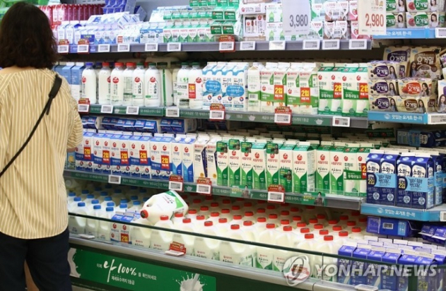 서울의 한 대형마트 우유 매대. 연합뉴스