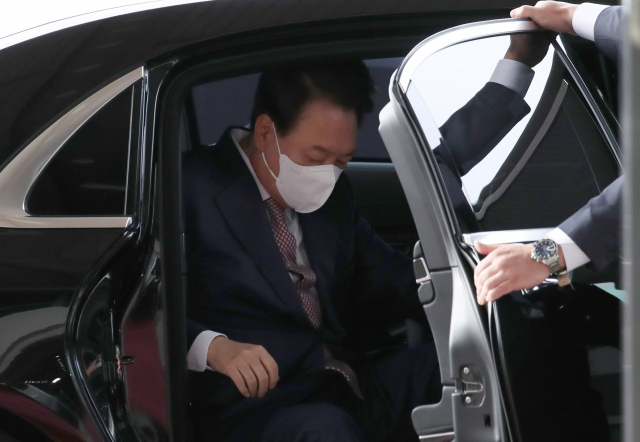 영국·미국·캐나다 순방을 마치고 귀국한 윤석열 대통령이 26일 오전 서울 용산 대통령실 청사로 출근하고 있다. 연합뉴스
