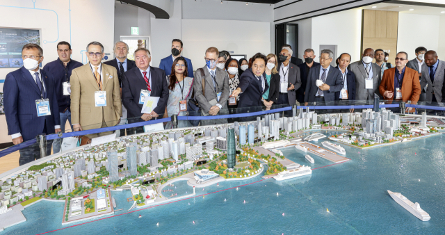 주한 외교사절단이 26일 오전 부산 동구 부산국제여객터미널에 위치한 부산항 북항재개발 홍보관을 찾아 관계자로부터 2030월드엑스포 유치 준비 과정을 설명 듣고 있다.