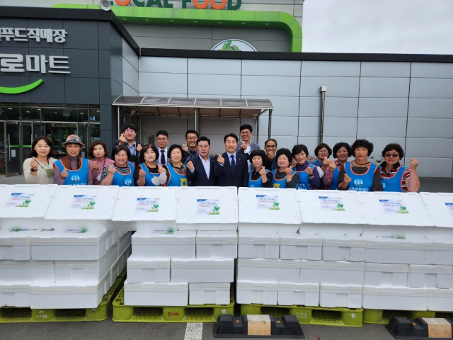 NH농협 진주시지부(지부장 김정구) 26일 도농상생 국민운동본부, 농가주부모임 진주시연합회(회장 임정달)와 함께 햅쌀, 축산가공품 등 농축산물 꾸러미(500만 원 상당)를 지역 소외계층 160여 가구에 전달했다