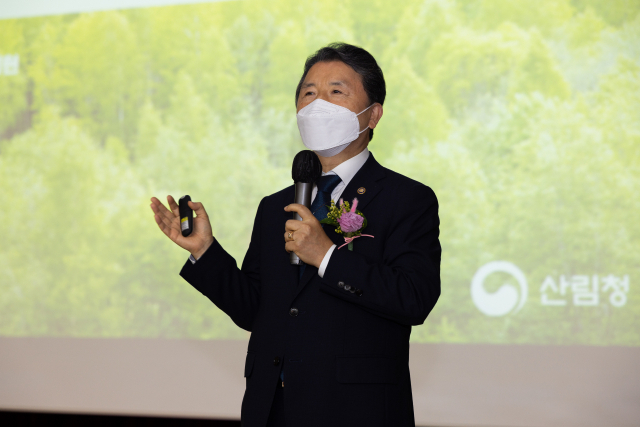 남성현 산림청장이 26일 오후 3시 경상국립대 칠암캠퍼스 대학본관 2층 대당강에서 ‘산림 르네상스 시대, 국민과 함께하는 따뜻한 동행’이라는 주제로 특강을 했다.