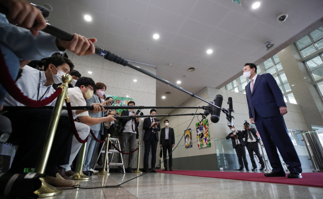 영국·미국·캐나다 순방을 마치고 귀국한 윤석열 대통령이 26일 오전 서울 용산 대통령실 청사로 출근하며 취재진의 질문에 답하고 있다. 연합뉴스