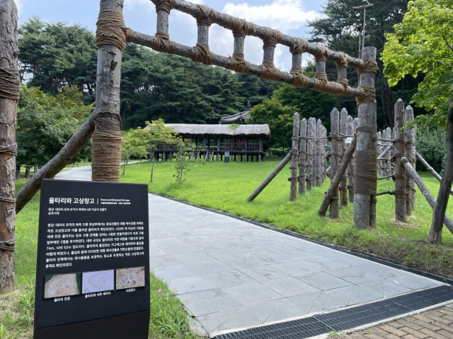 위에서부터 기장 청강·대라리 유적 발굴 현장, 구릉 정상 목책유구와 건물터, 정관박물관 야외전시장에 복원한 목책유구.