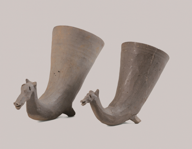 말머리장식뿔잔.