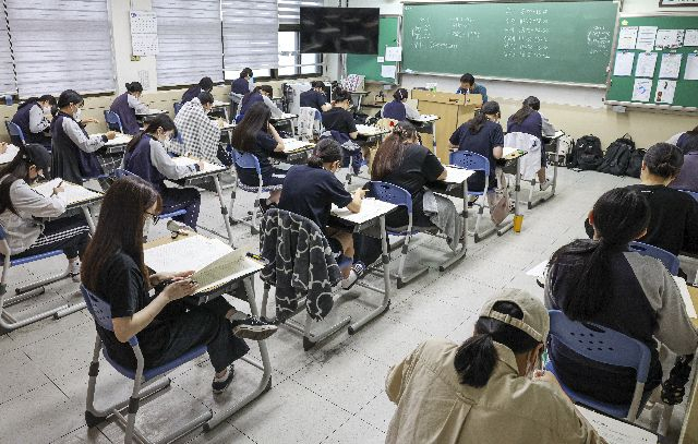 사진은 2023학년도 대학수학능력시험(수능)을 앞두고 마지막 모의평가 치러진 지난 8월 31일 부산 중구 남성여자고등학교에서 고3 학생들이 시험을 보고 있다. 김종진 기자 kjj1761@