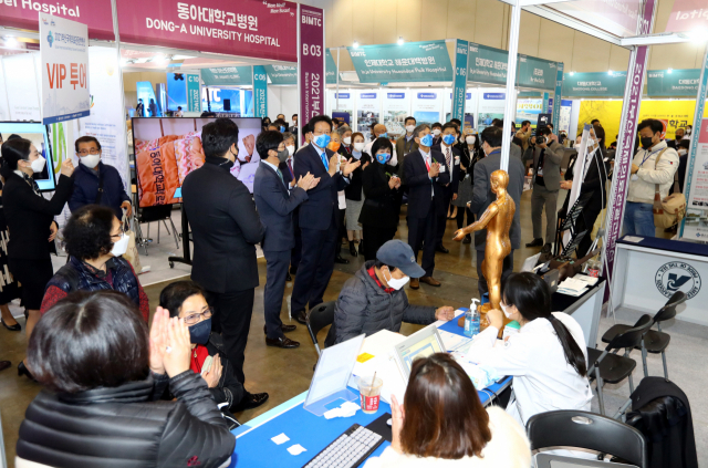 국내 최대 규모 의료관광 전시회인 부산국제의료관광컨벤션이 오는 30일부터 이틀 간 부산 벡스코에서 개최된다. 지난해 행사 당시 내빈과 시민들이 전시장을 둘러보는 모습. 부산일보DB