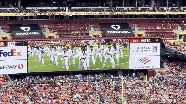 동명대 학생들이 참여한 태권도 시범단이 25일 오후(현지시각) 미국 워싱턴DC에서 열린 NFL 경기에서 태권도 공연을 펼치고 있다. 동명대 제공