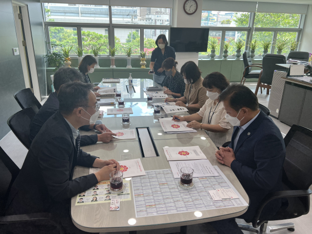 부산디자인진흥원 강필현 원장(왼쪽 앞)이 지난달 5일 오후 연제구청을 방문, 주석수 연제구청장(오른쪽)과 함께 공공 디자인 협력 방안에 대해 논의했다. 부산디자인진흥원 제공