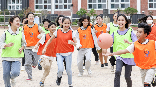 야외 마스크 착용 의무가 전면 해제된 26일 부산 수영구 망미초등학교 운동장에서 학생들이 마스크를 벗은 채 체육수업을 하고 있다. 김종진 기자 kjj1761@