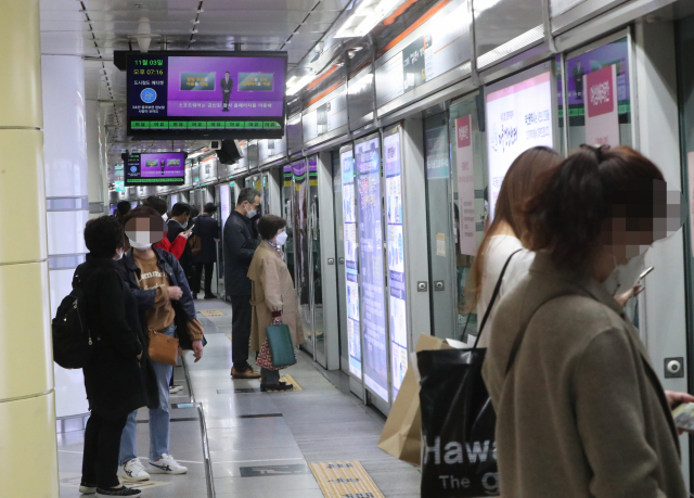 부산도시철도 1호선 서면역에서 시민들이 퇴근길 발걸음을 옮기고 있다. 부산일보DB