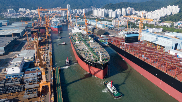 대우조선해양 새 주인으로 한화그룹이 낙점되면서 사업장이 있는 경남 거제가 들썩이고 있다. 사진은 지난 17일 열린 거제 옥포조선소에서 열린 초대형원유운반선(VLCC) 진수식. 대우조선해양 제공