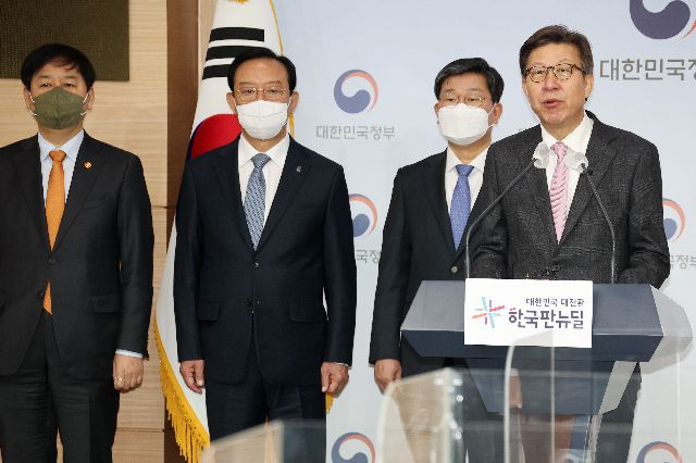 박형준 부산시장이 지난 4월 19일 오전 정부서울청사 브리핑실에서 부울경 특별지자체 관련 브리핑을 하고 있다. 왼쪽부터 구윤철 국무조정실장, 송철호 울산시장, 전해철 행정안전부 장관.연합뉴스