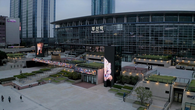 부산역 유라시아플랫폼 미디어월 ‘너의 이름은’ 전시 전경. 부산현대미술관 제공