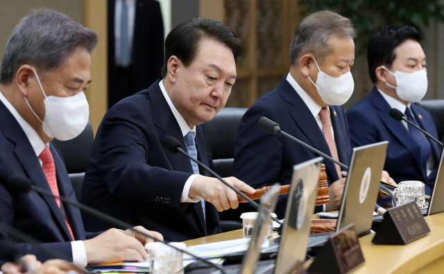 윤석열 대통령이 27일 세종시 정부세종청사에서 열린 국무회의에서 의사봉을 두드리고 있다. 연합뉴스