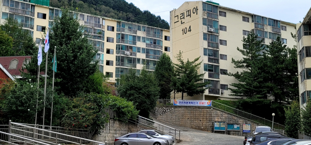 양산시로부터 재건축사업의 마지막 행정절차인 관리처분계획 인가를 받은 그린피아아파트(옛 근로자복지아파트) 전경. 김태권 기자