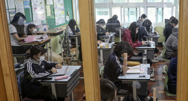 지난달 말 부산 사하구 부산여고에서 고3 수험생들이 막바지 수능 대비에 열중하고 있다. 부산일보DB