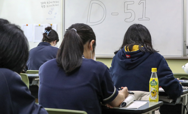2023학년도 대학수학능력시험이 51일 앞으로 다가온 27일 오후 부산 사하구 부산여고에서 고3 수험생들이 막바지 수능 대비에 집중하고 있다. 김종진 기자 kjj1761@