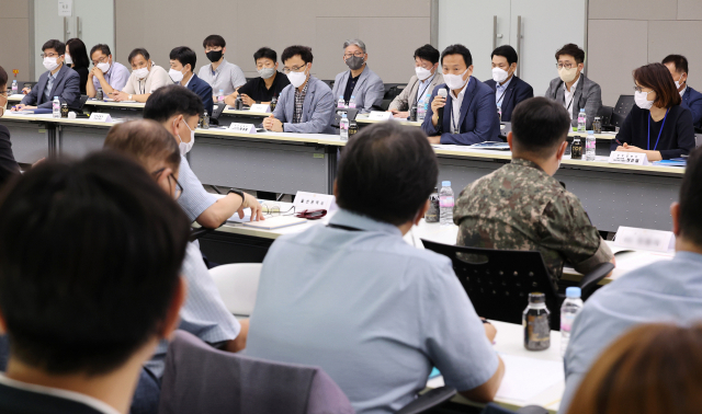 가덕신공항은 여전히 육성 비전과 개항 일정이 불투명해 그 위상이 불안정하다는 지적이 끊이지 않고 있다. 15일 세종시 정부세종청사 국토교통부에서 열린 '가덕도 신공항 건설을 위한 타당성 조사 및 기본계획 수립 용역 착수보고회' 모습. 연합뉴스