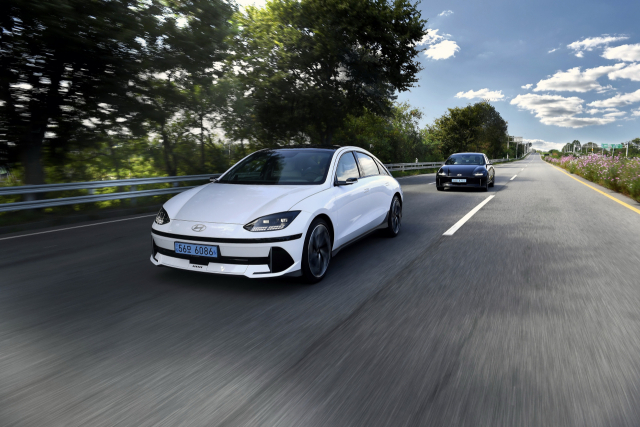 현대자동차의 첫 순수전기 세단 ‘아이오닉 6’가 뛰어난 주행성능과 합리적 가격을 내세우며 인기를 끌고 있다. 아이오닉 6 주행모습과 실내. 현대차 제공