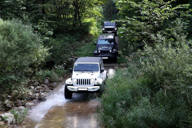 지난 17일 강원도 철원 일대에서 진행된 지프의 대표적 고객 체험행사 ‘2022 지프 와일드 트레일-이번엔 DMZ다’의 참가자들이 오프로드 코스를 달리고 있다. 스텔란티스코리아 제공