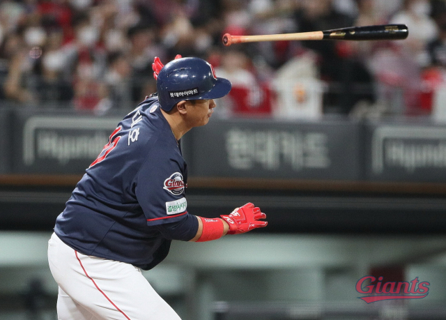롯데 자이언츠 이대호는 올 시즌 남은 6경기에서 2022시즌 타격왕에 도전한다. 이대호가 타격왕에 오를 경우 ‘KBO리그 최고령 타격왕’ 타이틀을 얻는다. 롯데 자이언츠 제공