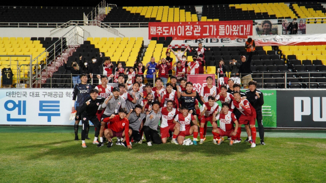부산아이파크 선수단이 26일 전남 광양에서 열린 전남 드래곤즈와의 원정 경기에서 승리한 뒤 기뻐하고 있다. 부산아이파크 제공