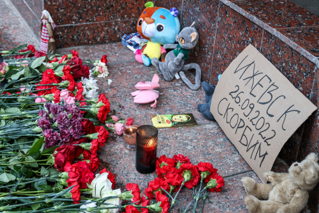 26일 우드무르티야 공화국에 마련된 ‘이젭스크 학교 총격 사건’ 추모 공간에 꽃과 인형이 놓여 있다. 타스연합뉴스