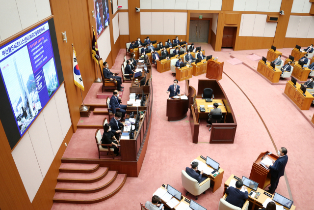 27일 열린 제309회 부산시의회 임시회 본회의에서 운영위원장인 강무길 의원이 시정질문을 하고 있다. 부산시의회 제공