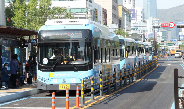 도심을 주행 중인 부산 시내버스. 부산일보DB