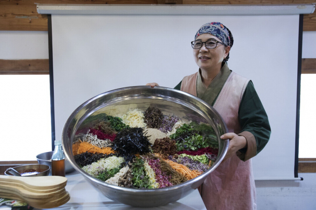 한국발효음식교육문화협회 정영숙 회장이 2020년 10월 경남 김해시 김해한옥체험관에서 가야궁 비빔밥 시연회를 열었다. 정영숙 씨 제공