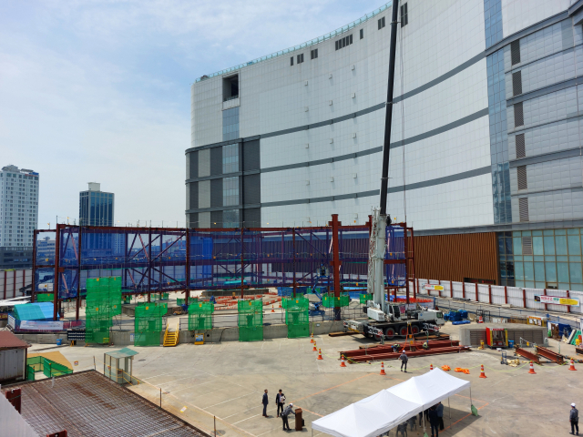 부산시는 롯데백화점 광복점에 대한 임시사용승인을 내년 9월 말까지 1년 더 연장했다. 올해 5월 20일 롯데백화점 광복점 임시사용승인 기간 종료를 앞두고 부산시 현장점검이 진행된 부산 중구 롯데타워 건설 현장. 부산일보DB