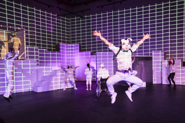 예술집단C의 ‘토끼h의 시간’. 부산문화회관 제공