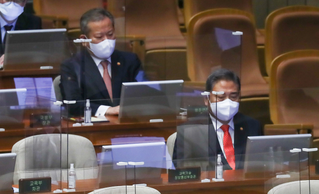 박진 외교부 장관이 28일 국회에서 열린 본회의에 출석해 있다. 김종호 기자 kimjh@