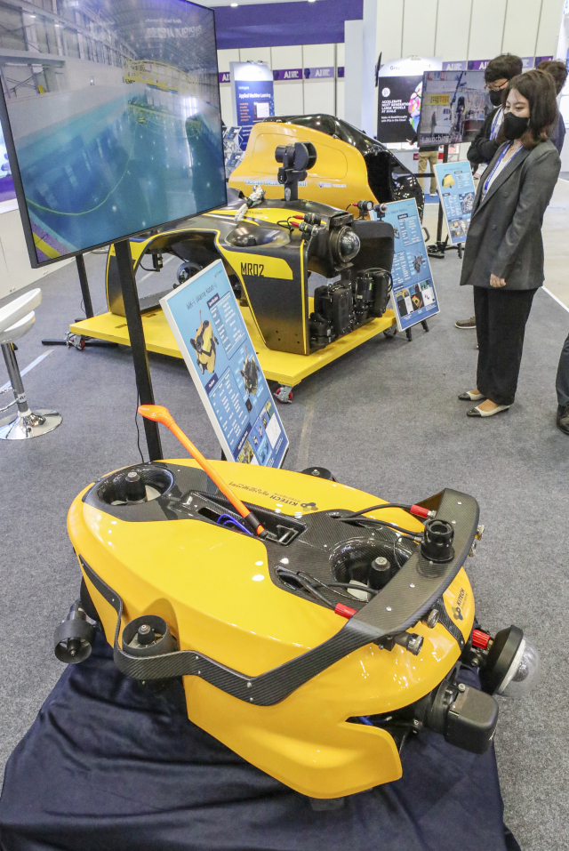 'K-ICT Week in BUSAN 2022'가 개막한 28일 부산 해운대구 벡스코 제2전시장에서 관람객들이 해저 탐사를 할 수 있는 다양한 해양로봇을 둘러보고 있다.
