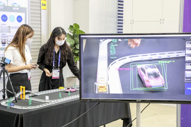 'K-ICT Week in BUSAN 2022'가 개막한 28일 부산 해운대구 벡스코 제2전시장에서 한 업체의 부스에 관계자들이 차량정보분석 AI시스템을 소개하고 있다.