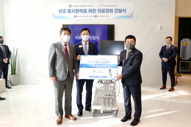 국제라이온스협회 355-A(부산) 지구총재(전기도)는 27일 부산미래IFC검진센터(총괄이사 이준우)를 방문해 1억 원 상당의 초음파 장비 전달식을 했다.