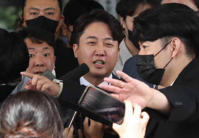 국민의힘 이준석 전 대표가 28일 서울 양천구 서울남부지방법원에서 열린 국민의힘 당헌 효력 정지 가처분 심문을 마친 뒤 법원 청사를 나서며 취재진의 질문에 답변하고 있다. 국회사진기자단