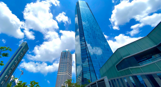 부산시가 블록체인 특구 활성화라는 취지로 전격 추진 중인 디지털자산거래소 설립 사업이 난항을 겪고 있다. 블록체인 창업 공간 등이 들어서 있는 부산국제금융센터 전경. 부산일보DB