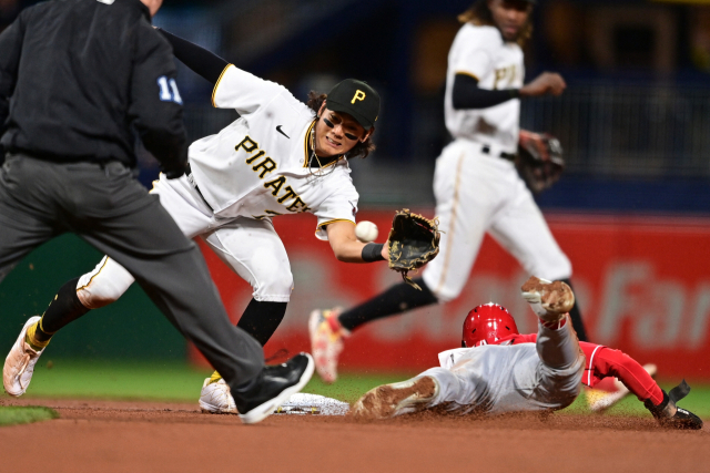 피츠버그 파이리츠 내야수 배지환이 28일 신시내티 레즈와의 경기에서 4회 신시내티 마이크 시아니를 2루에서 태그 아웃으로 잡고 있다. USA투데이스포츠연합뉴스