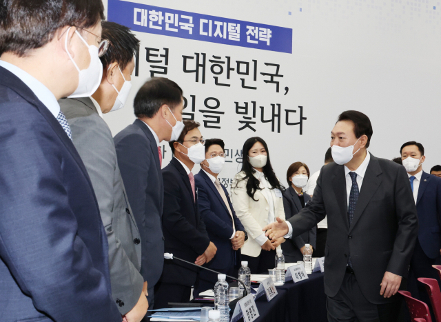 윤석열 대통령이 28일 광주 김대중컨벤션센터에서 열린 제8차 비상경제민생회의장에 입장하며 인사하고 있다. 연합뉴스