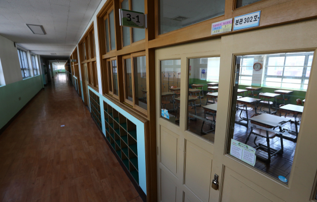 코로나19 영향으로 부산의 중학생들의 정신건강 악화 속도가 더 빨라졌다는 연구 결과가 나왔다. 코로나19로 온라인 수업을 진행할 당시 부산의 한 중학교 교실이 학생들 없이 텅 비어 있다. 부산일보DB